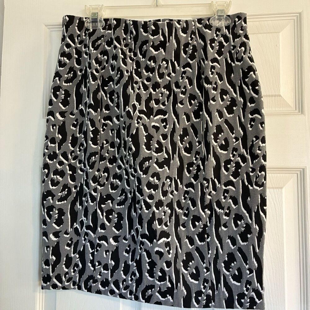 Women’s Skirt Size 12. pencil, animal print, black white gray, knee length comfy